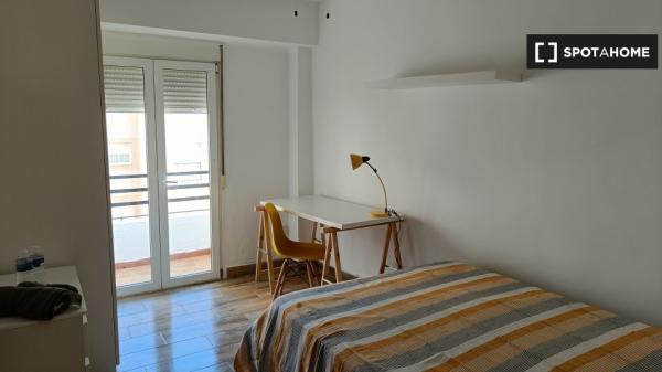 Quartos para alugar em um apartamento de 3 quartos em Almería