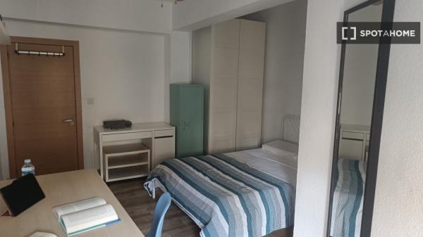 Alquiler de habitaciones en piso de 3 dormitorios en Almería