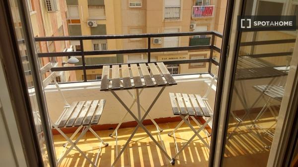 Quartos para alugar em um apartamento de 3 quartos em Almería