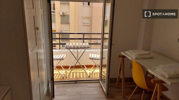 Quartos para alugar em um apartamento de 3 quartos em Almería