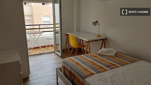 Quartos para alugar em um apartamento de 3 quartos em Almería