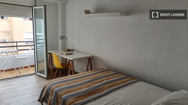 Quartos para alugar em um apartamento de 3 quartos em Almería