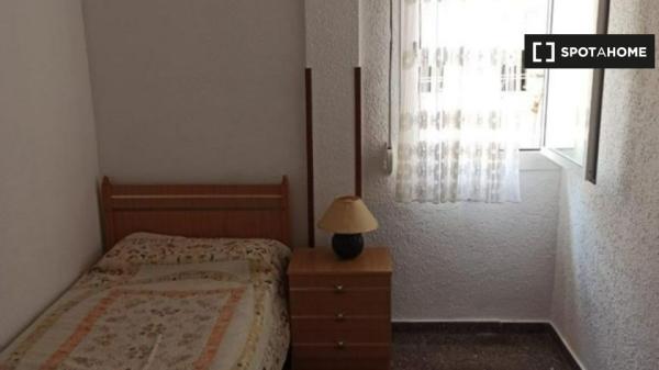 Aluga-se quarto em apartamento de 3 quartos em Alicante, Alicante