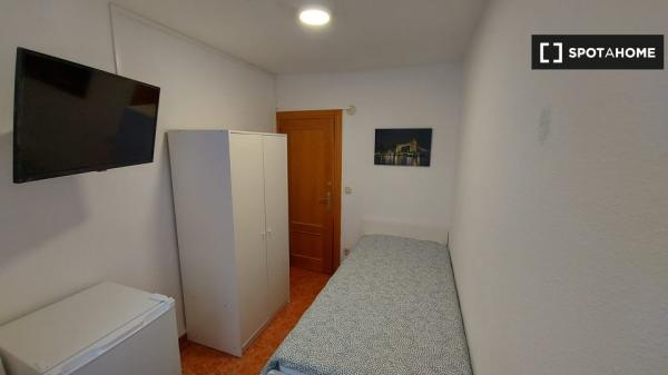 Rooms for rent in 4-bedroom apartment in Zaragoza