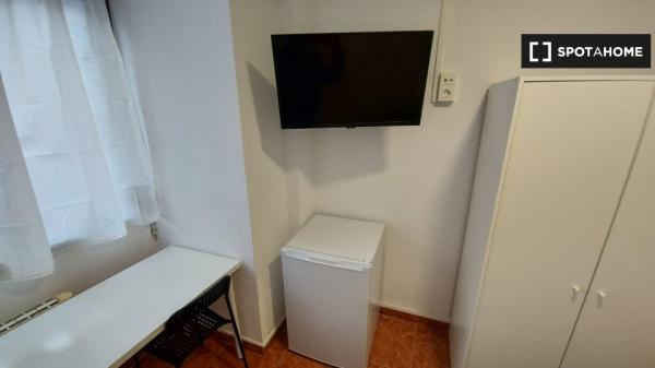 Rooms for rent in 4-bedroom apartment in Zaragoza