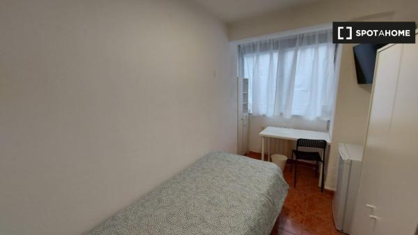 Rooms for rent in 4-bedroom apartment in Zaragoza