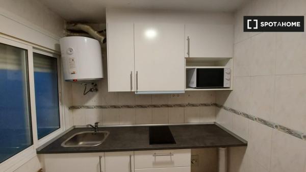 Rooms for rent in 4-bedroom apartment in Zaragoza