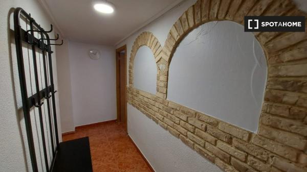 Rooms for rent in 4-bedroom apartment in Zaragoza