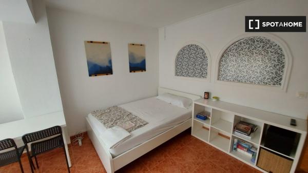 Rooms for rent in 4-bedroom apartment in Zaragoza