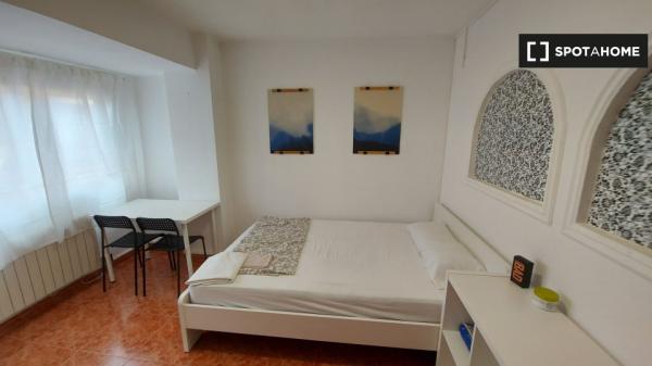 Rooms for rent in 4-bedroom apartment in Zaragoza