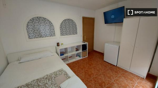 Rooms for rent in 4-bedroom apartment in Zaragoza