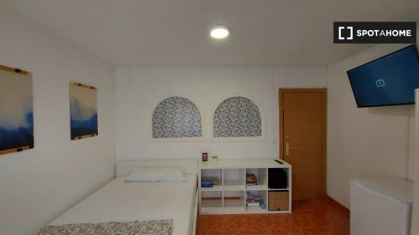 Rooms for rent in 4-bedroom apartment in Zaragoza