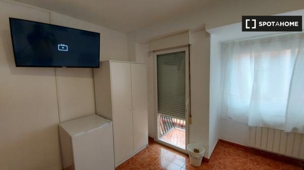 Rooms for rent in 4-bedroom apartment in Zaragoza