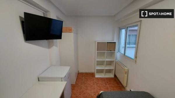 Rooms for rent in 4-bedroom apartment in Zaragoza