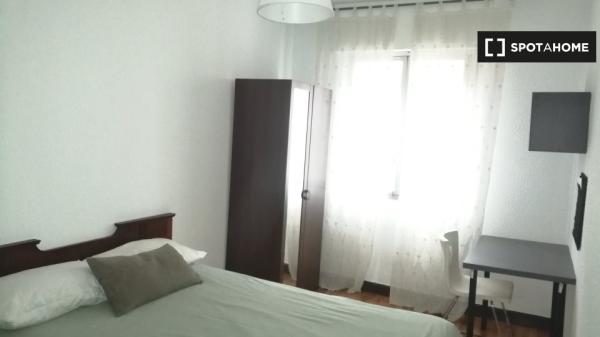 Rooms for rent in 3-bedroom apartment in Bizkaia