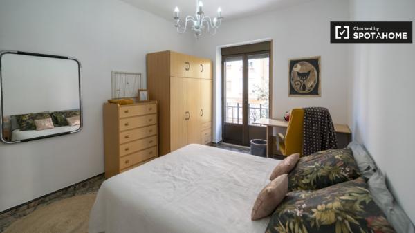 Chambre à louer dans un appartement de 4 chambres à Trinitat, Valence