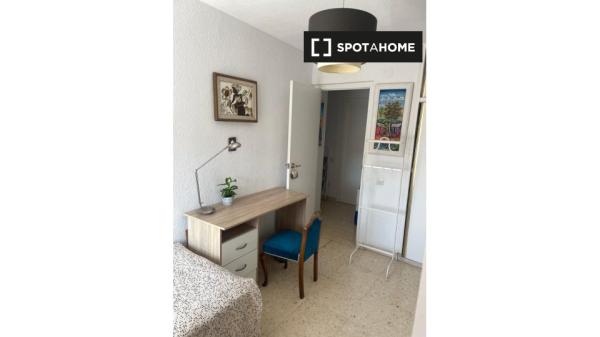 Se alquila habitación en piso de 3 dormitorios en alquiler en Alicante