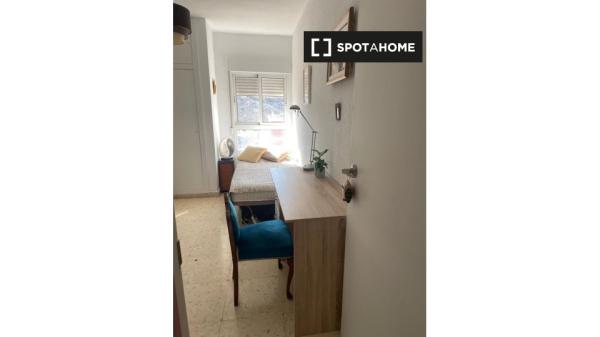 Se alquila habitación en piso de 3 dormitorios en alquiler en Alicante