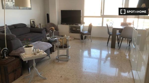 Se alquila habitación en piso de 3 dormitorios en alquiler en Alicante