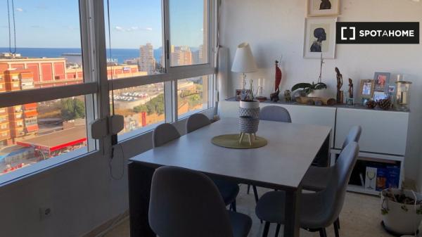 Se alquila habitación en piso de 3 dormitorios en alquiler en Alicante