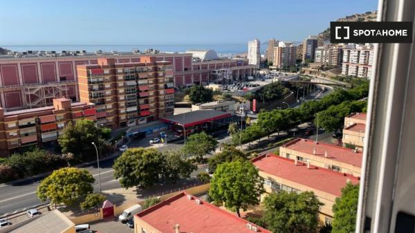 Se alquila habitación en piso de 3 dormitorios en alquiler en Alicante