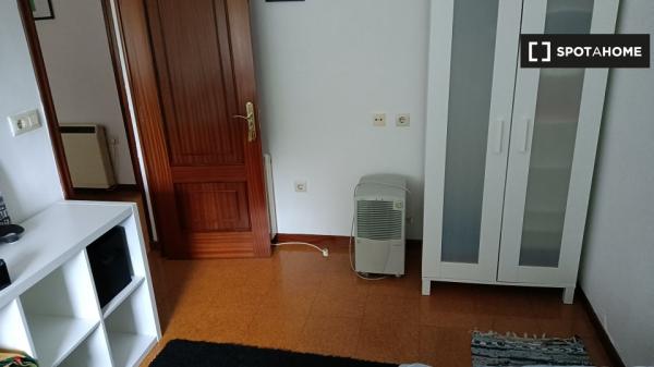 Alugo quarto em apartamento partilhado em Santiago De Compostela