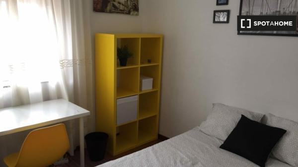 Chambre à louer dans un appartement en colocation à Saint Jacques De Compostelle