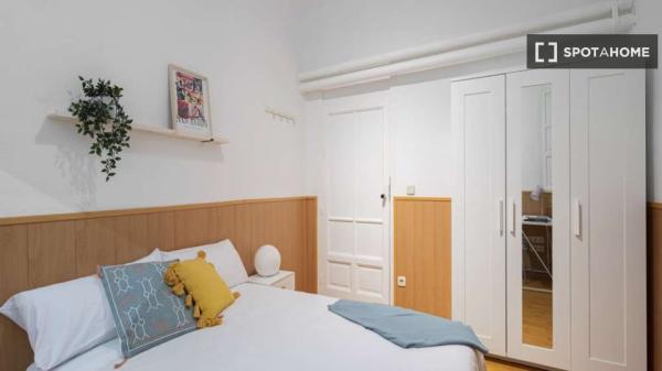 Se alquila habitación en apartamento de 3 dormitorios en Madrid