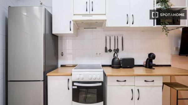 Se alquila habitación en apartamento de 3 dormitorios en Madrid