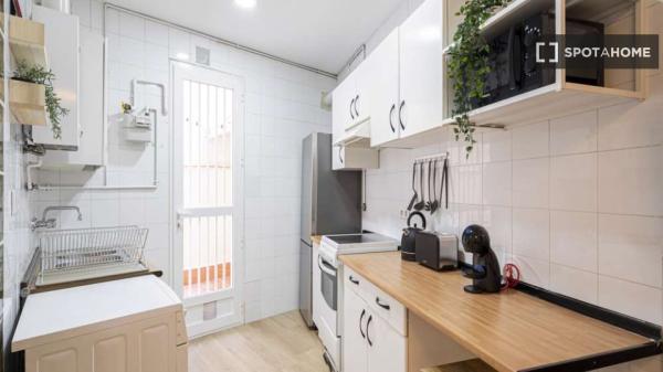 Se alquila habitación en apartamento de 3 dormitorios en Madrid