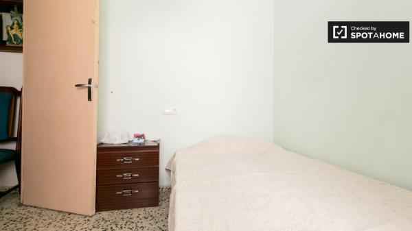 Acogedora habitación en apartamento de 3 dormitorios en Albaicín, Granada