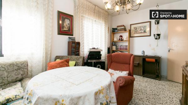 Acogedora habitación en apartamento de 3 dormitorios en Albaicín, Granada