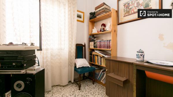 Acogedora habitación en apartamento de 3 dormitorios en Albaicín, Granada