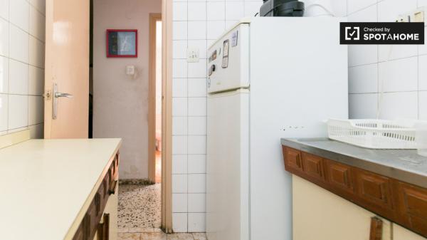 Acogedora habitación en apartamento de 3 dormitorios en Albaicín, Granada