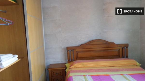 Room for rent in 3-bedroom apartment in Santander