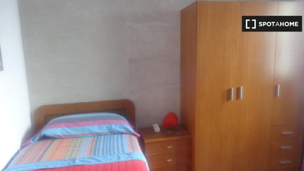 Alugo quarto em apartamento de 3 quartos em Santander