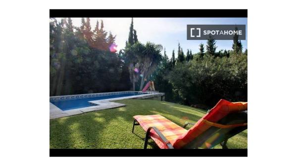 Villa de 5 dormitorios con piscina y jardín en Marbella