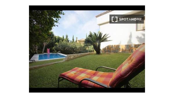 Villa de 5 dormitorios con piscina y jardín en Marbella