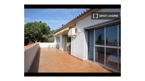 Villa de 5 dormitorios con piscina y jardín en Marbella