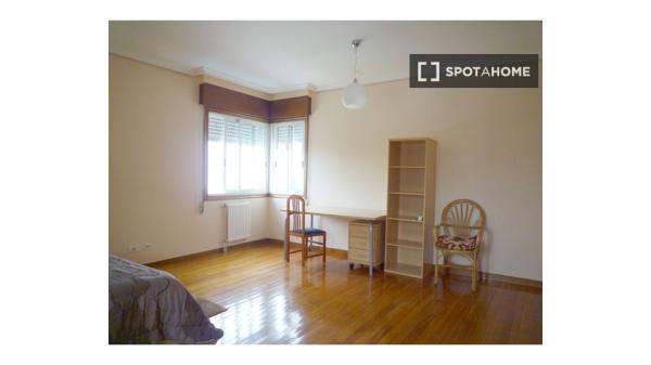 Alquiler de habitaciones en piso de 5 dormitorios en Vigo