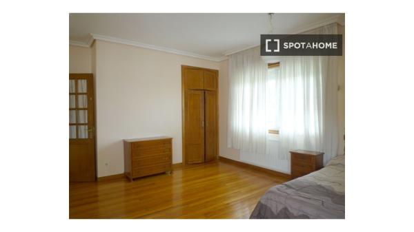 Alugam-se quartos em apartamento T5 em Vigo