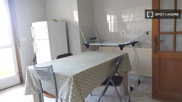 Alugam-se quartos em apartamento T5 em Vigo