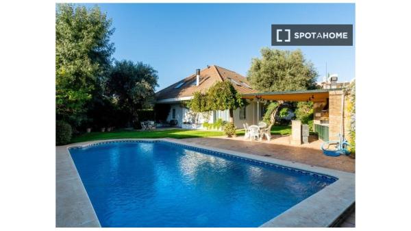 Casa de 5 dormitorios en alquiler en Colina Blanca, Sevilla