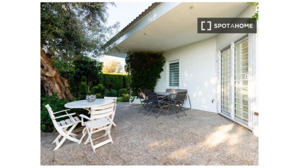 Casa de 5 dormitorios en alquiler en Colina Blanca, Sevilla