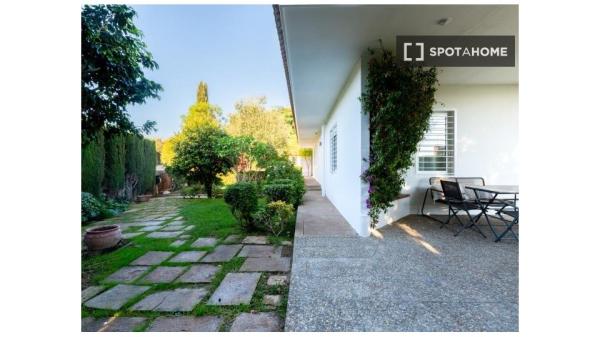 Casa de 5 dormitorios en alquiler en Colina Blanca, Sevilla