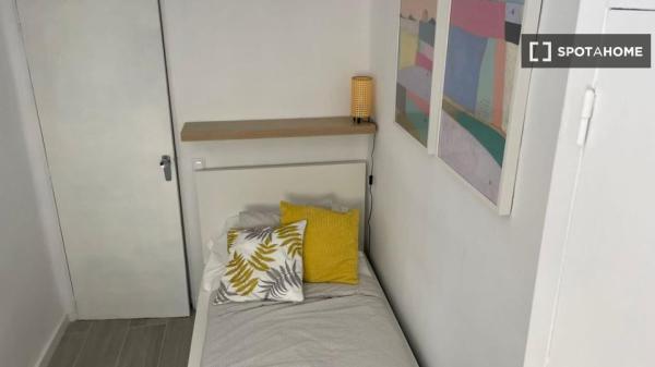 Se alquila habitación en piso de 4 dormitorios en Segalerva, Málaga