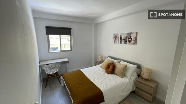 Se alquila habitación en piso de 4 dormitorios en Segalerva, Málaga