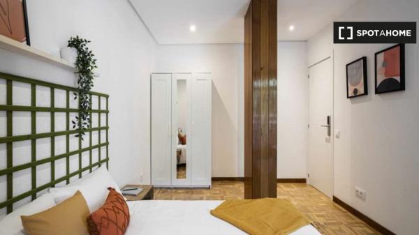 Se alquila habitación en piso de 7 dormitorios en Madrid