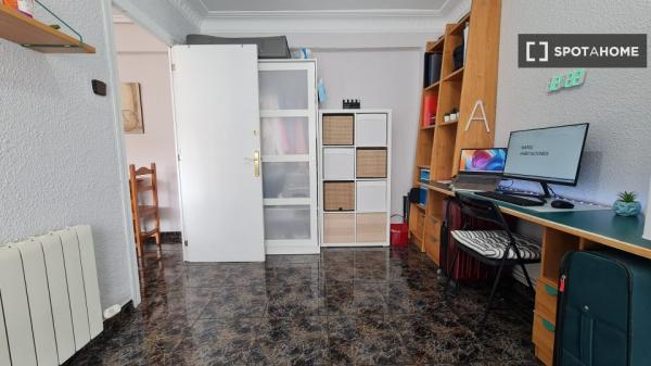 Habitación doble en piso compartido con salón propio