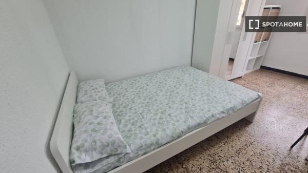 Se alquila habitación en piso de 4 dormitorios en Delicias, Zaragoza